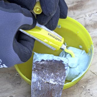 Lille rådskade i vinduesramme: Bland kemisk træ Lille rådskade i vinduesramme: Bland kemisk træ